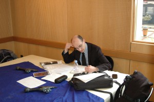 Votre serviteur au travail sur les détails du scénario à jouer le dimanche après-midi.